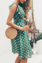 Grünes Sommerkleid mit Rüschen und V-Ausschnitt und Polka Dot